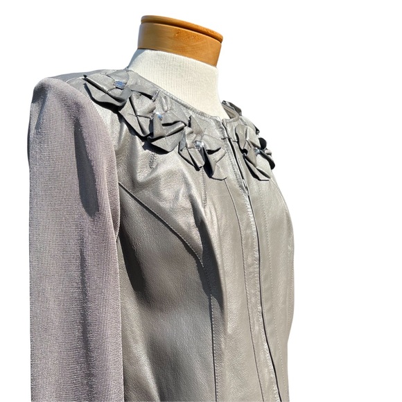 Peter Nygard Women’s Silver/Gray Leather & Knit Jacket with Flower Detai… - Picture 3 of 12